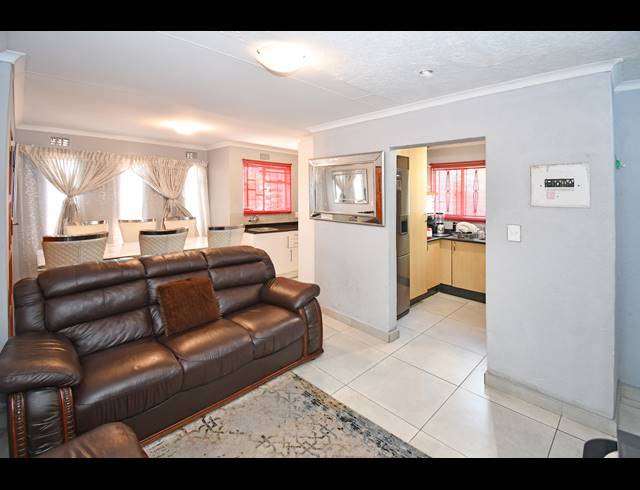 3 BEDROOM HOUSE FOR SALE IN LOMBARDY EAST